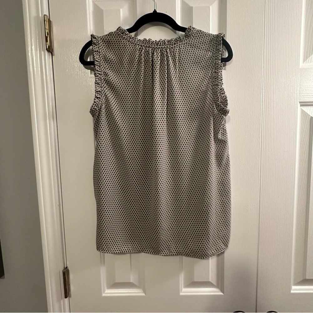 Liz Claiborne Sleeveless V-Neck Printed Top Ruffle Trim Olive Green Womens Small - Picture 3 of 5